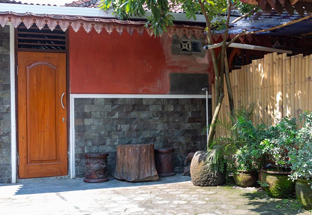 Rumah Ukhi Guest House Cebongan Экстерьер фото