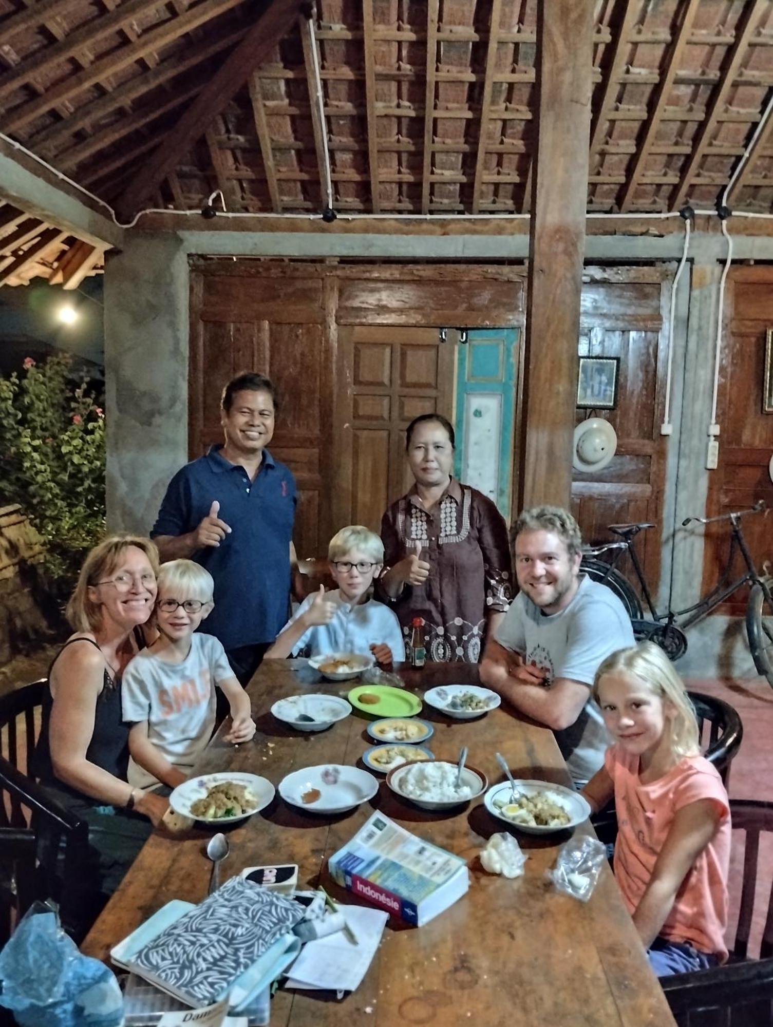 Rumah Ukhi Guest House Cebongan Экстерьер фото