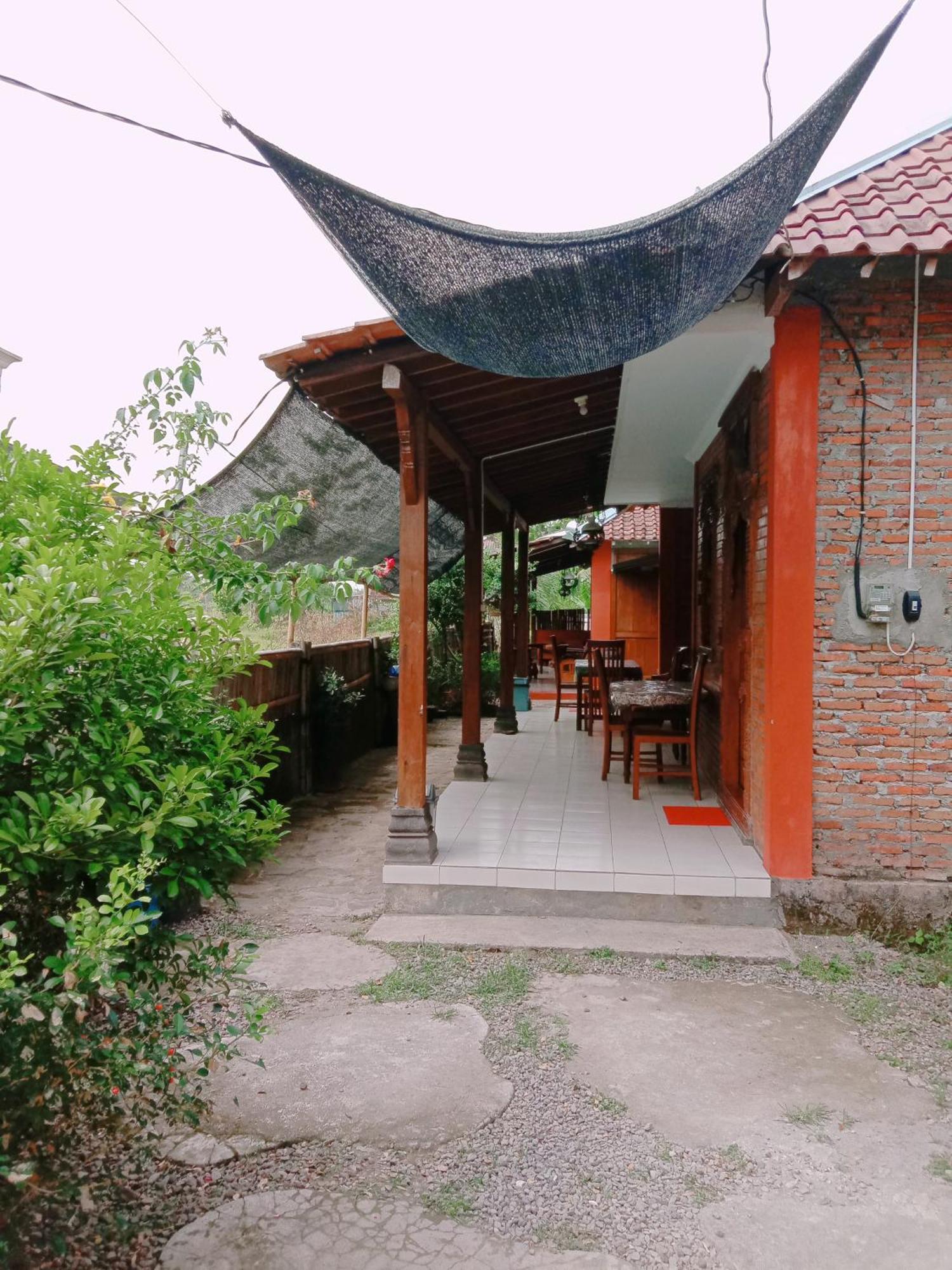 Rumah Ukhi Guest House Cebongan Экстерьер фото