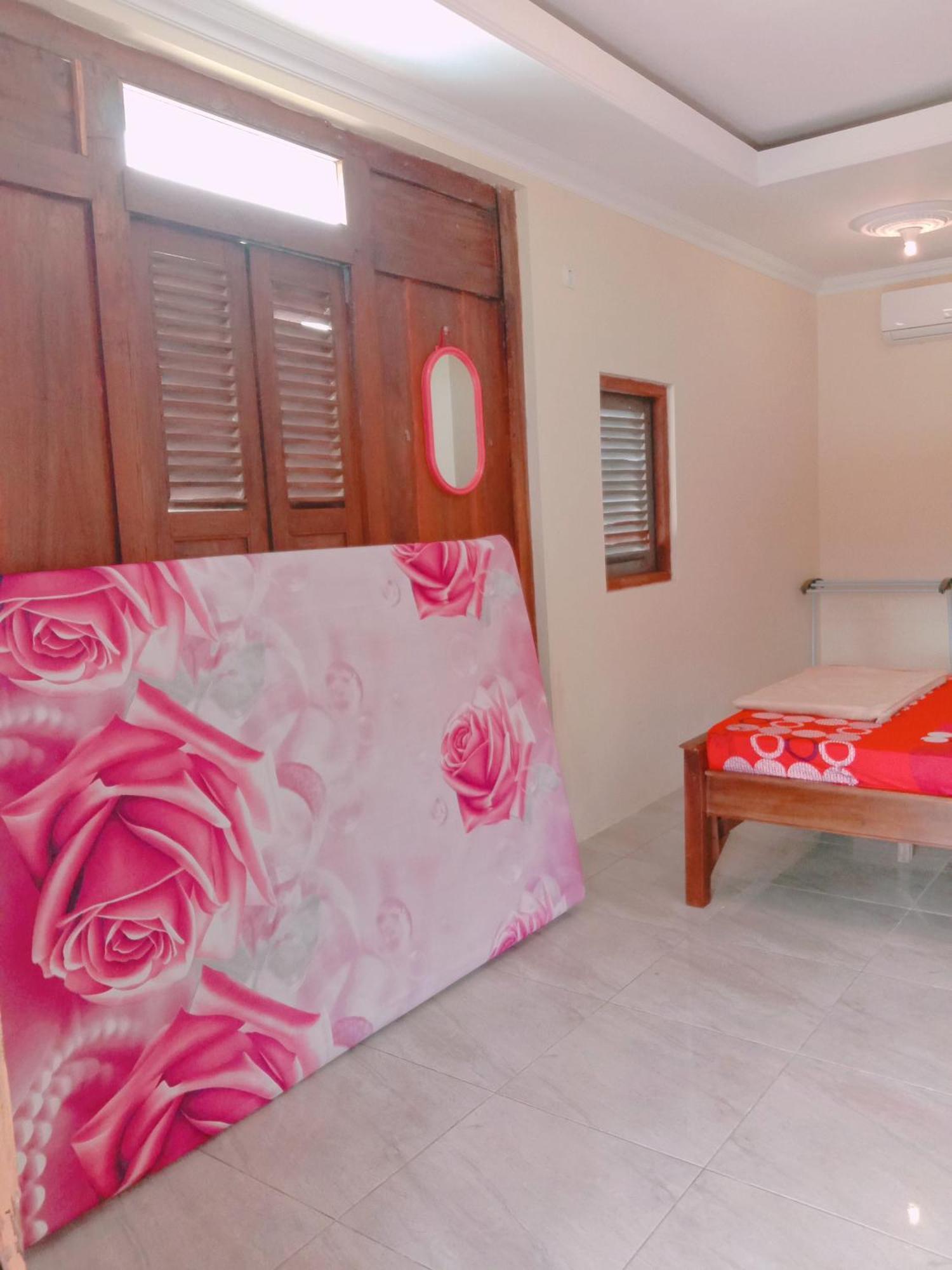 Rumah Ukhi Guest House Cebongan Экстерьер фото